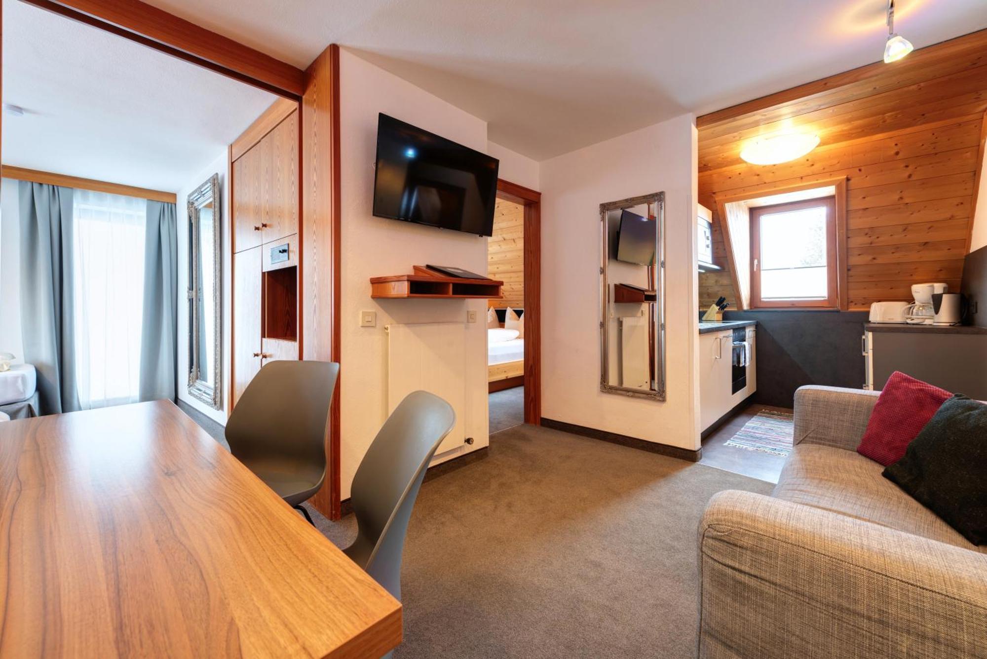 Hotel Pension Kirchplatz Sankt Anton am Arlberg Esterno foto