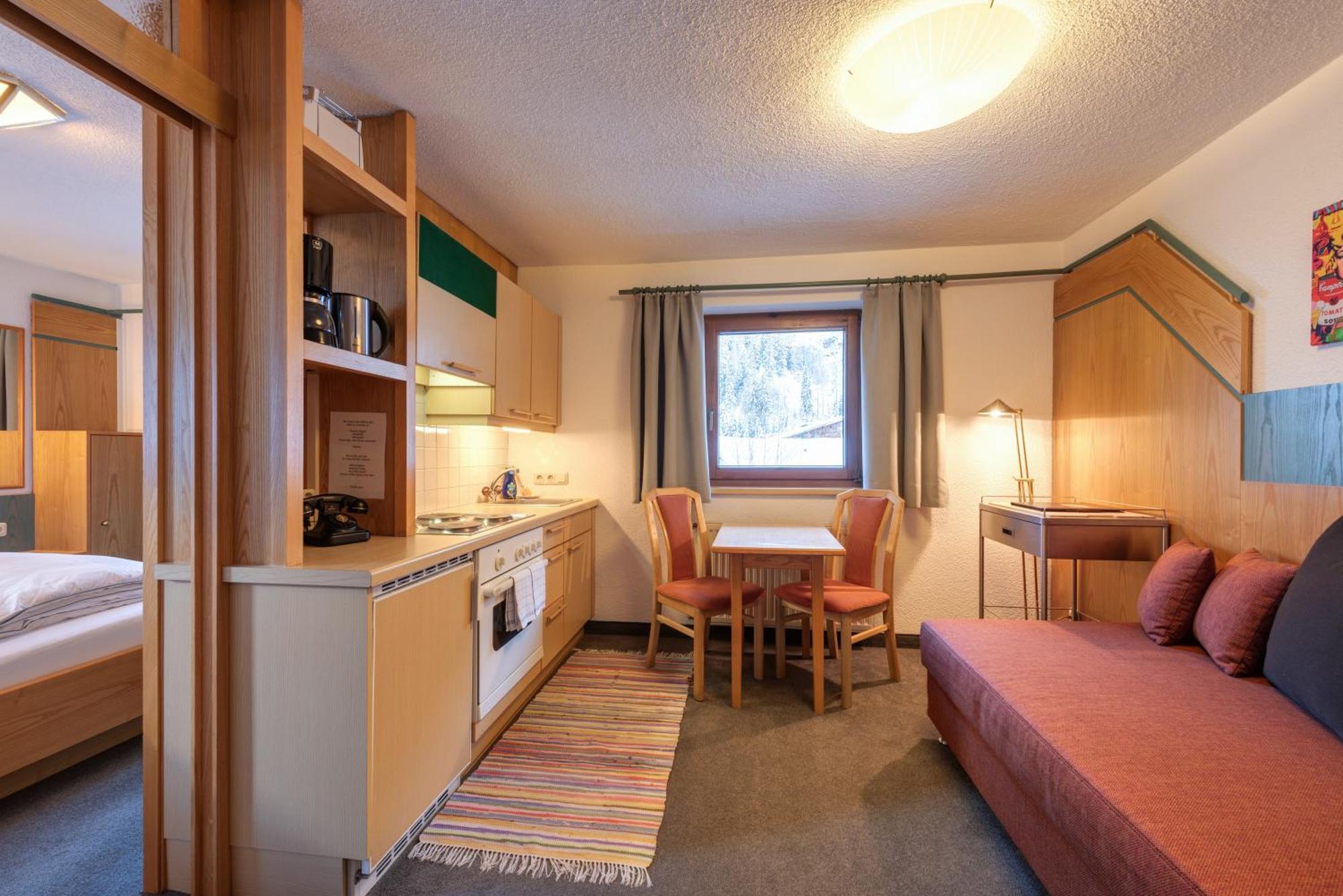 Hotel Pension Kirchplatz Sankt Anton am Arlberg Esterno foto