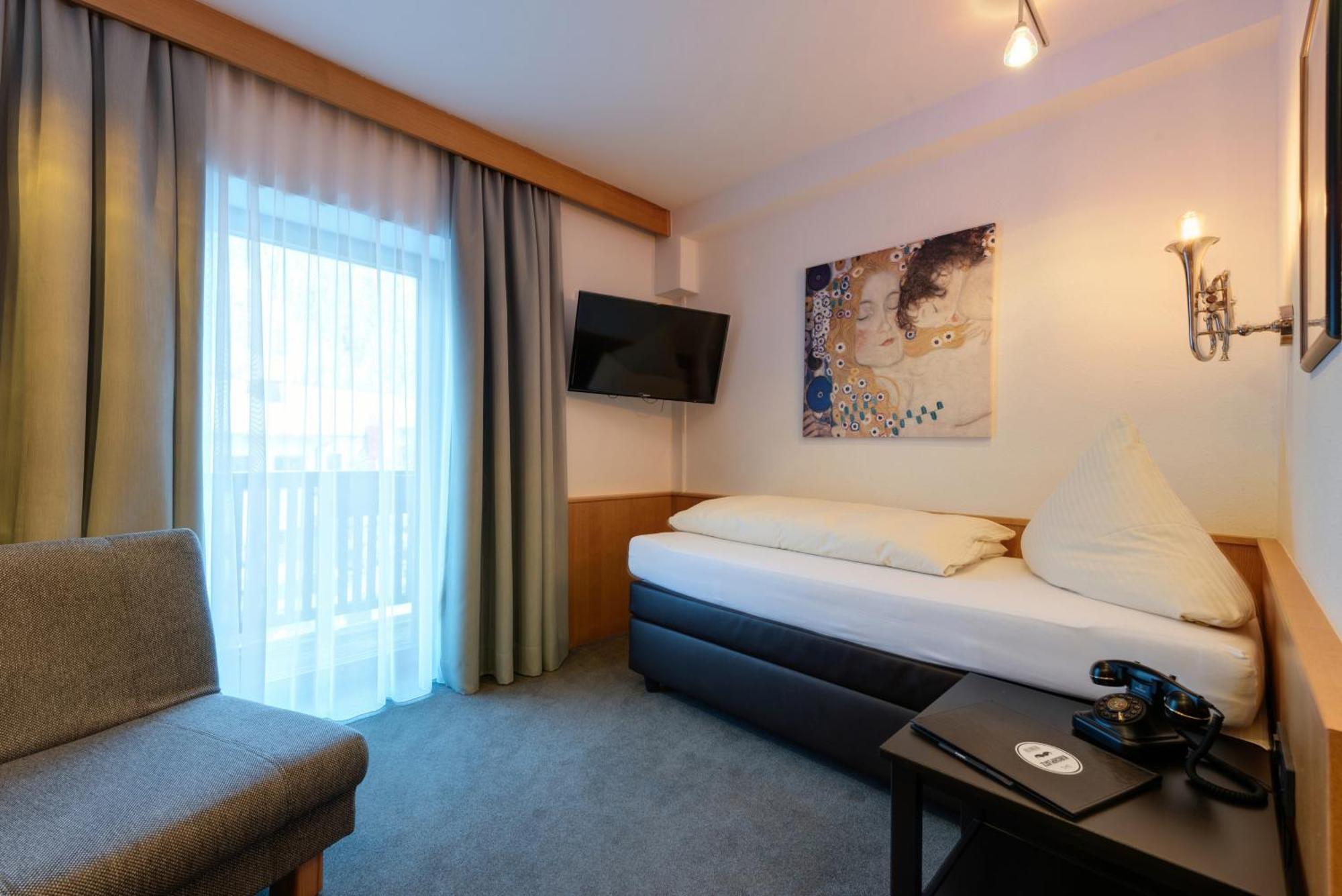 Hotel Pension Kirchplatz Sankt Anton am Arlberg Esterno foto