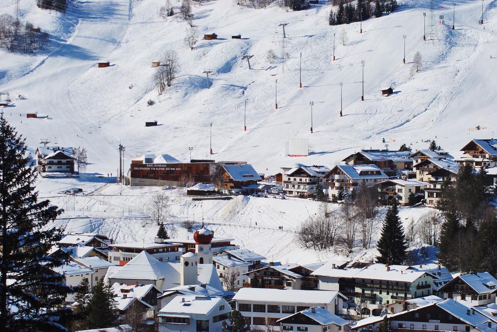 Hotel Pension Kirchplatz Sankt Anton am Arlberg Esterno foto